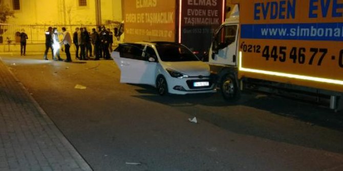 Bağcılar'da otomobilinde silahlı saldırıya uğrayan kişi ağır yaralandı