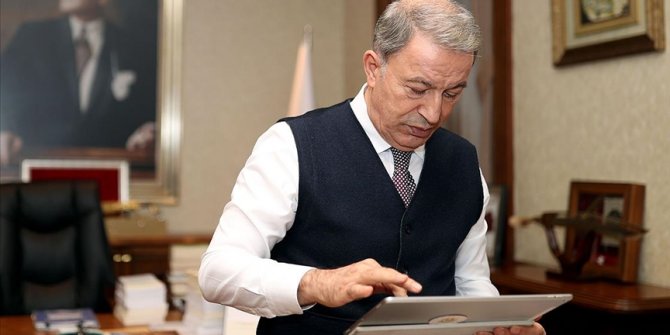 Milli Savunma Bakanı Akar 'Sığınmacıların Midilli yolculuğu'nu seçti