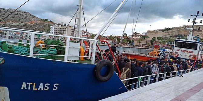 Çeşme açıklarında gemide 187 sığınmacı yakalandı