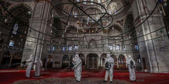 Fatih'teki camiler, Kovid-19 önlemleri kapsamında dezenfekte ediliyor