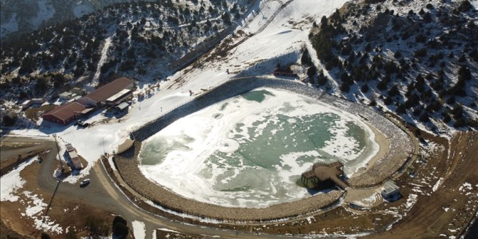 Erzincan'ın yüzeyi buz tutan Ardıçlı Gölü'nde kış güzelliği