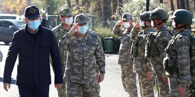 Milli Savunma Bakanı Akar sınır birliklerinde incelemelerde bulunuyor
