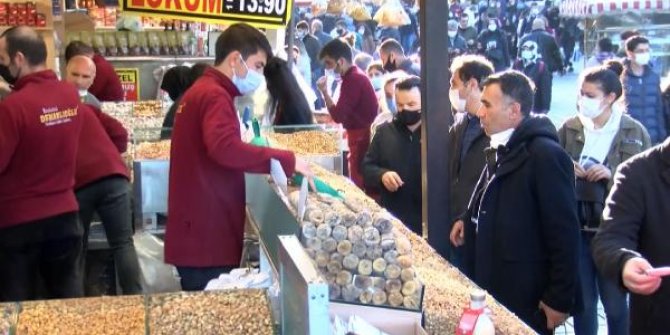 Yılbaşı ve 4 günlük sokağa çıkma kısıtlaması öncesi Eminönü'nde alışveriş yoğunluğu