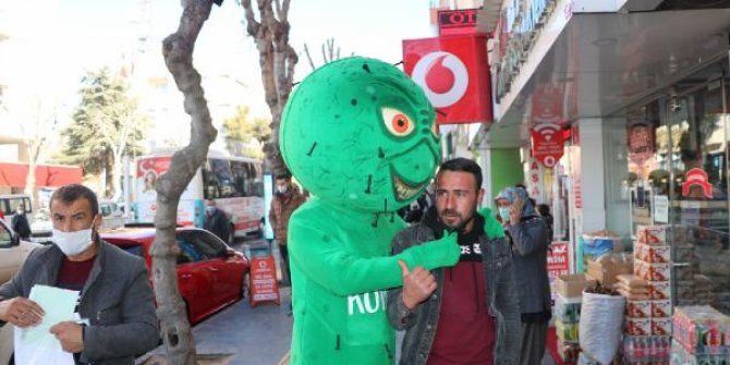 Niğde sokaklarında 'Korona' yazılı kostümle gezip, uyarıda bulundu