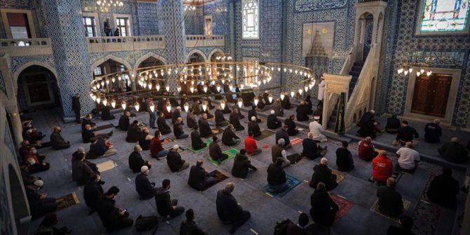 İçişleri Bakanlığı'ndan Cuma namazı açıklaması: Yarın sokağa çıkma yasağı var