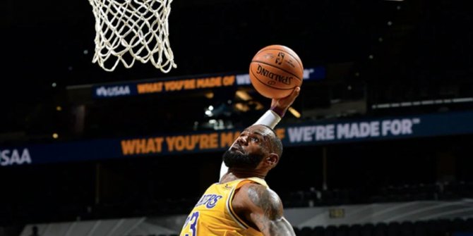 NBA'de Lakers, LeBron James'in tarihe geçtiği maçta Spurs'ü mağlup etti