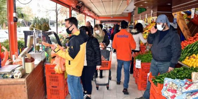 İzmir'de yılbaşı ve kısıtlama öncesi marketlerde yoğunluk oluştu