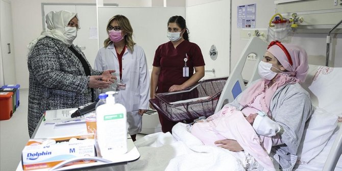 Bakan Zehra Zümrüt Selçuk yeni yılın 'ilk bebeklerini' ziyaret etti