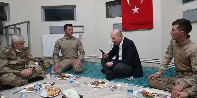 İçişleri Bakanı Soylu yeni yıla Belbuka kalekol üs bölgesindeki askerlerle girdi