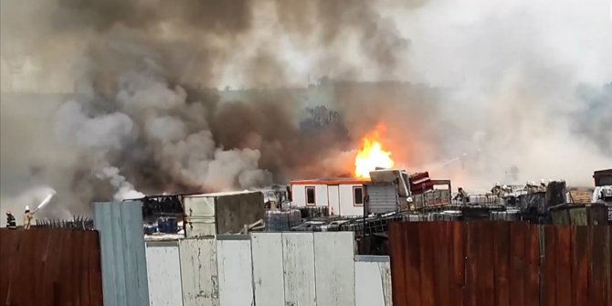 Tuzla'da fabrika deposunda yangın