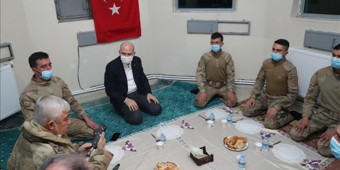 İçişleri Bakanı Süleyman Soylu, yılın ilk kahvaltısını geceyi geçirdiği üs bölgesindeki askerlerle yaptı
