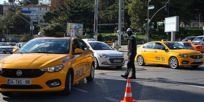 İstanbul’da çok sayıda taksici, taksimetre güncellemesi için sırada bekliyor