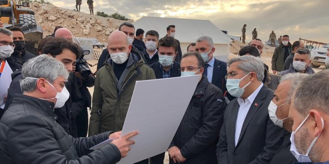 İçişleri Bakanı Süleyman Soylu İdlib'de yapımı süren briket evleri inceledi