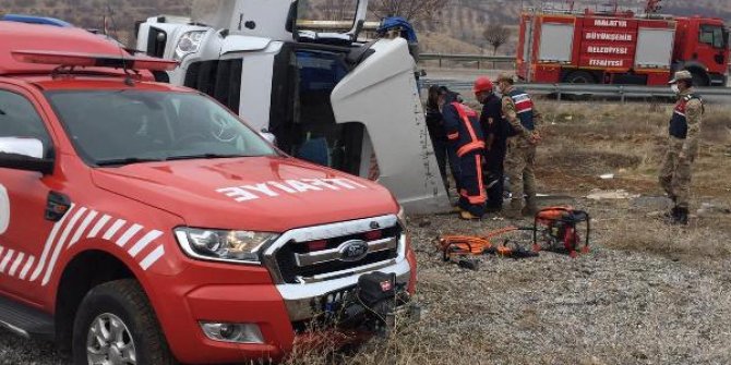 Malatya'da devrilen TIR'ın sürücüsü öldü