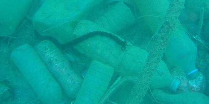Deniz tabanı, 'kısmet açmak' için atılan asma kilit ve plastikle dolu