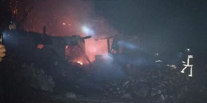 Nallıhan'da iki katlı ahşap ev yandı