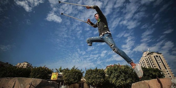İsrail'in saldırısında bacağını kaybeden Filistinli genç 'parkur sporu'yla engellere meydan okuyor