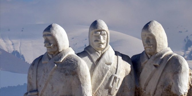 Kars'ta kardan şehit heykellerinin yapımına başlandı