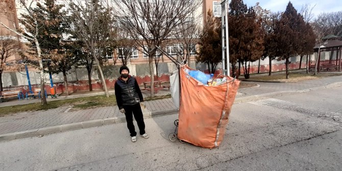 Kısıtlamalara rağmen kağıt toplamaya devam ediyor