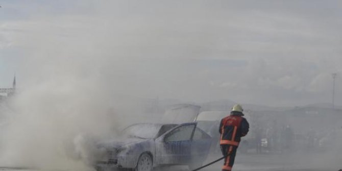 Seyir halindeki otomobilin motoru alev aldı