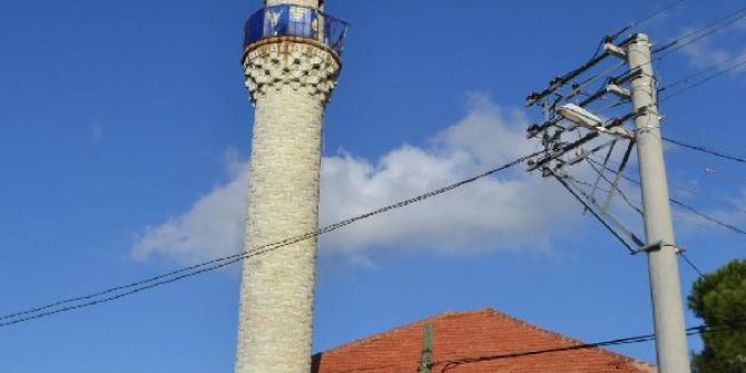 Minaresine yıldırım isabet eden cami güvenlik amaçlı ibadete kapatıldı