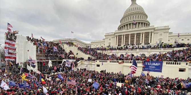 ABD'de Trump destekçileri Kongre binasını bastı