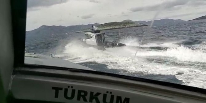 Yunan sahil güvenlik unsurları ihlal ettikleri Türk kara sularından sürülerek çıkartıldı