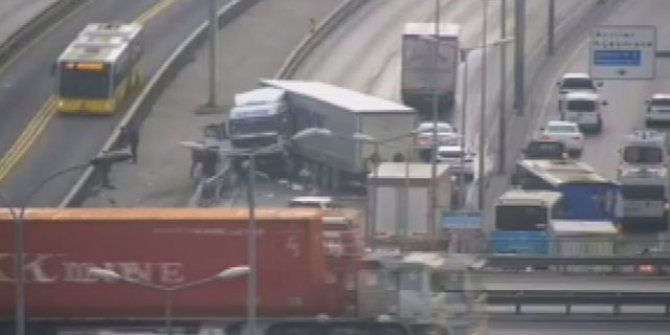 Haramidere'de TIR bariyerlere çarptı; trafik oluştu
