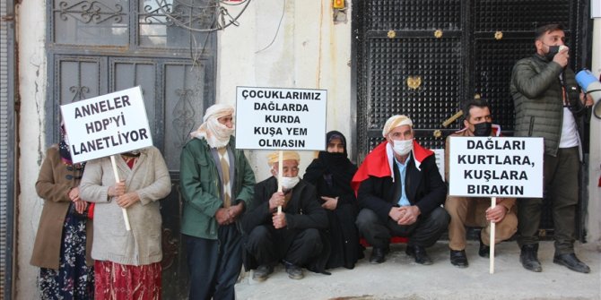 Hakkari'de terör mağduru aileler, HDP İl Başkanlığı önünde eylem yaptı