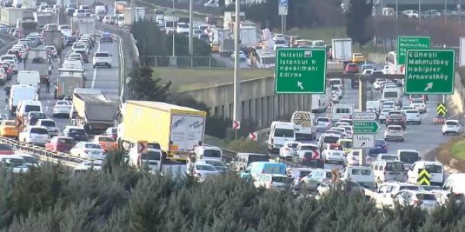 İstanbul'da hafta sonu kısıtlaması öncesi trafik yoğunluğu yaşanıyor