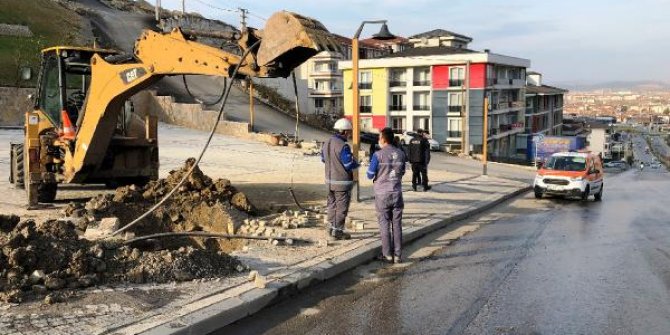 İş makinesiyle kazı sırasında doğalgaz borusu patladı