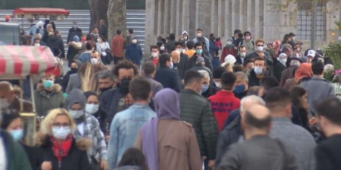 Eminönü'nde kısıtlamaya saatler kala korkutan yoğunluk; "İçeride nefes alamıyoruz"