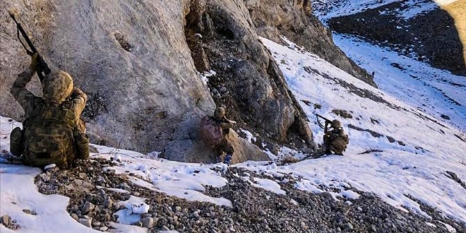 Erzincan'da teröristlerin kullandığı mağara ve barınaklardaki yaşam malzemeleri imha edildi