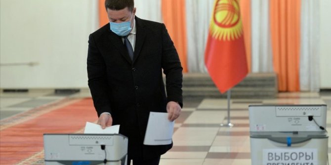 Kırgızistan'da halk erken cumhurbaşkanlığı seçimleri ve ülkenin yönetim şeklini belirlemek için sandık başına gitti
