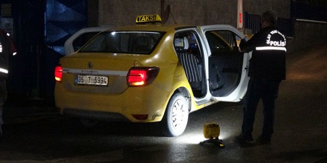 Arkadaşlarına çarpan taksiciyi bıçakladıktan sonra aracı alıp kaçtılar
