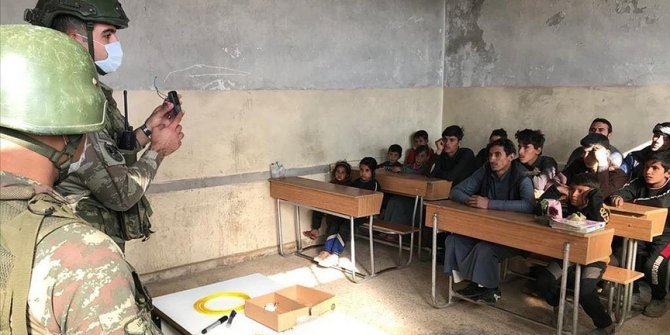 Barış Pınarı bölgesinde çocuklara mayın ve EYP'lere karşı korunma için eğitim veriliyor