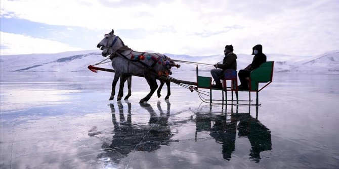 Çıldır Gölü'nün atlı kızakçıları da kar hasreti çekiyor