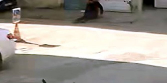 Kuzeni bacağından vurdu; çevredekiler aldırış etmedi