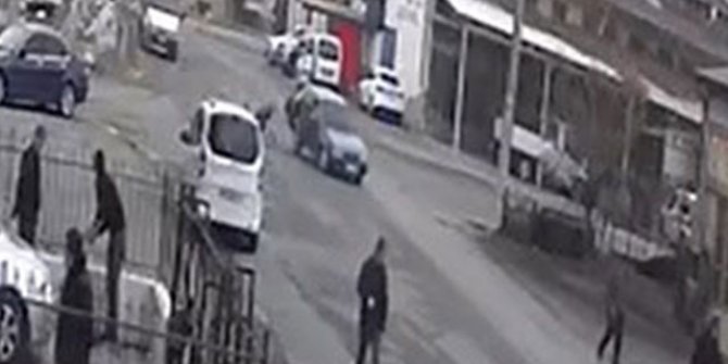 Sürekli kaza olan kavşakta, motosiklet ve otomobilin çarpışması kamerada