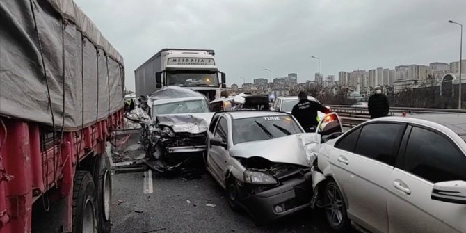 İstanbul TEM otoyolunda zincirleme trafik kazası