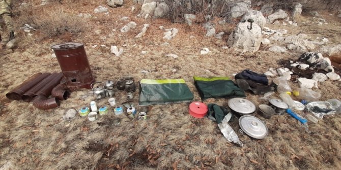 Malatya'da kırsal alanda teröristlere ait yaşam malzemeleri bulundu