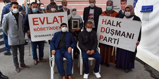 Diyarbakır annelerinin oturma eylemine iki aile daha katıldı