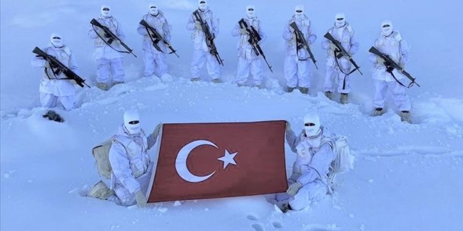 MSB zorlu hava şartlarında faaliyetlerini sürdüren Mehmetçiğin fotoğrafını paylaştı