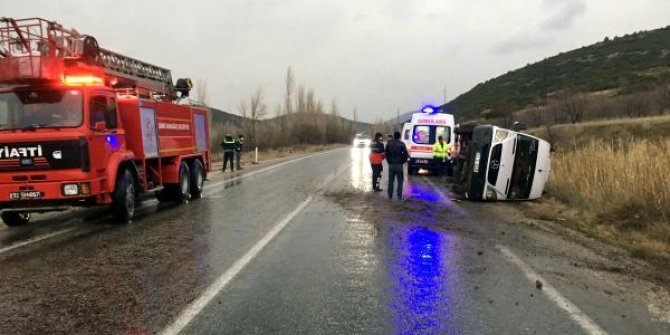 Kayganlaşan yolda yan yatan minibüsteki 11 kişi yaralandı