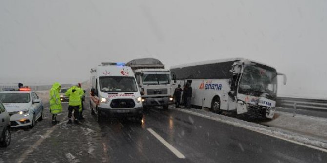 Yağış nedeniyle kayan otobüs, kamyonete çarptı: 5 yaralı