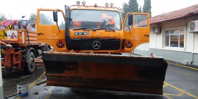 Balıkesir'de karayolları ekipleri, kar yağışı ihtimaline karşı teyakkuza geçti