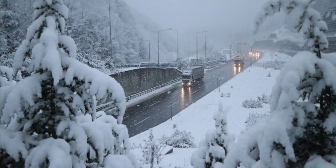 Bolu Dağı'nda kar yağışı etkili oluyor