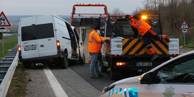 Kırklareli'nde sığınmacıları taşıyan midibüs ile tır çarpıştı: 1 ölü, 21 yaralı