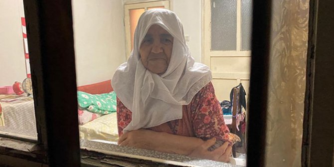 Anne- kız, 'komşunuz’ diyerek evine girdikleri yaşlı kadının parasını gasbetti
