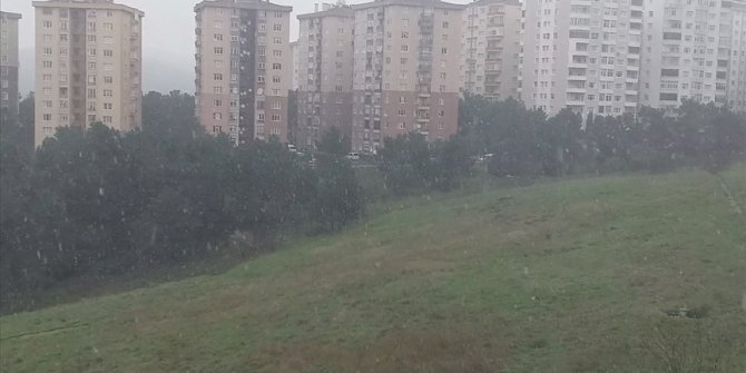 İstanbul'un yüksek kesimlerinde sulu kar yağışı görülüyor